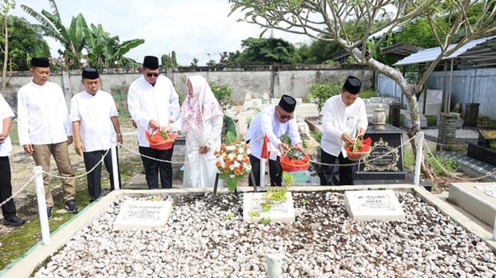 Bupati Tabalong HM Noor Rifani TABUR BUNGA 1