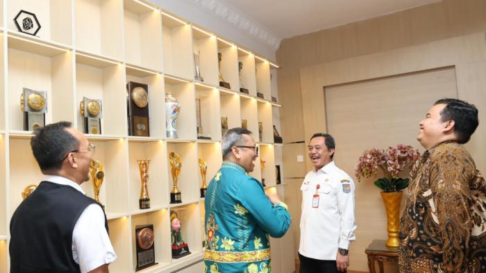 Bupati Tabalong HM Noor Rifani berbincang dengan Kepala BSKDN Kemendagri