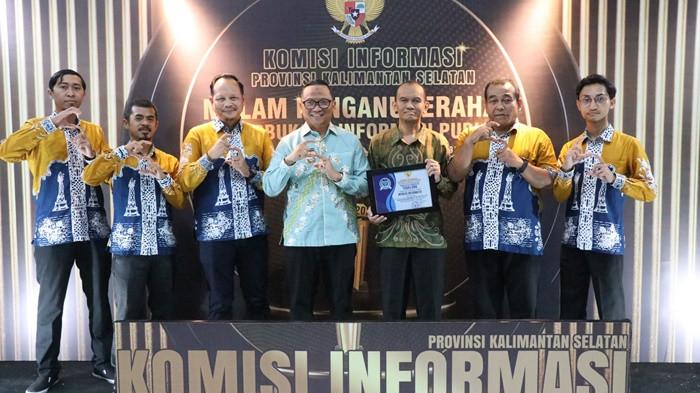 Bupati Tabalong HM Noor Rifani bersama jajaran Diskominfo Tabalong usai terima penghargaan 01