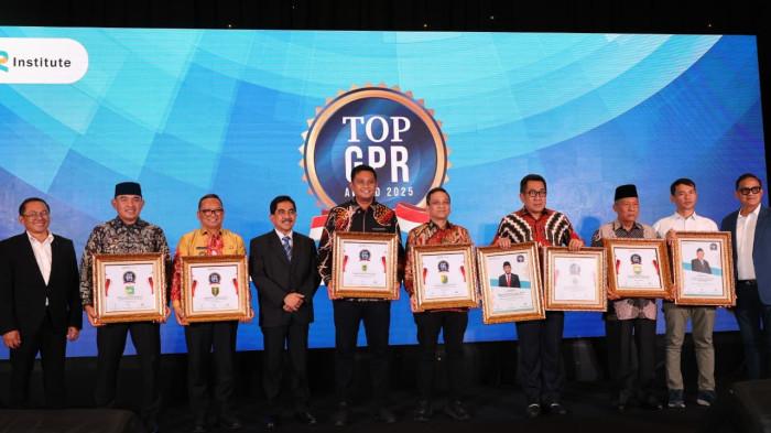 Bupati Tabalong, HM Noor Rifani foto bersama penerima  penghargaan Top GPR tahun 2025  01