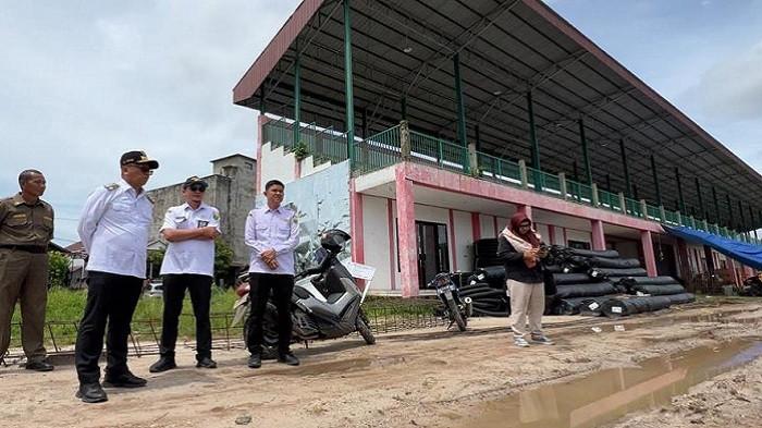 Bupati Tabalong HM Noor Rifani meninjau  pembangunan Stadion Kelua