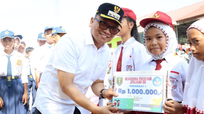 H Fani Salurkan Beasiswa Bagi Ribuan Pelajar SD dan SMP di Tabalong