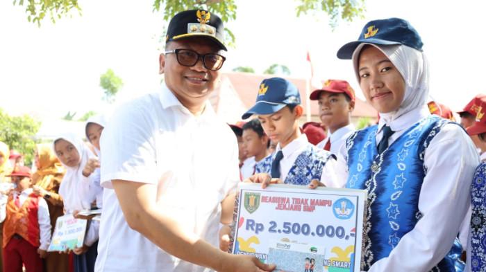 Bupati Tabalong HM Noor Rifani  secara simbolis serahkan beasiwa 2