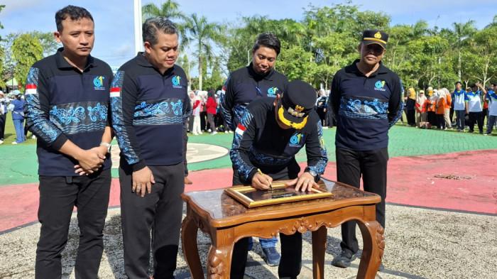 Bupati Tabalong HM Noor Rifani tandatangani prasasti peresmian laboratorium kesehatan