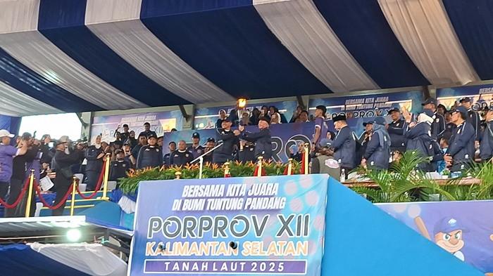Bupati Tala H Rahmat Trianto menyerahkan obor