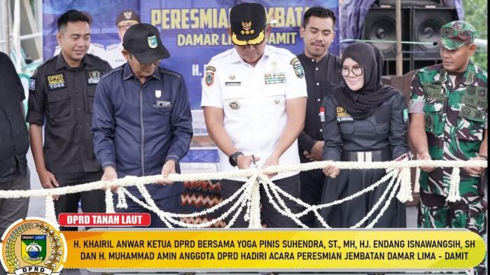 Bupati Tala H Rahmat menggunting pita menandai peresmian jembatan Damar Lima-Damit, Rabu (7/1).