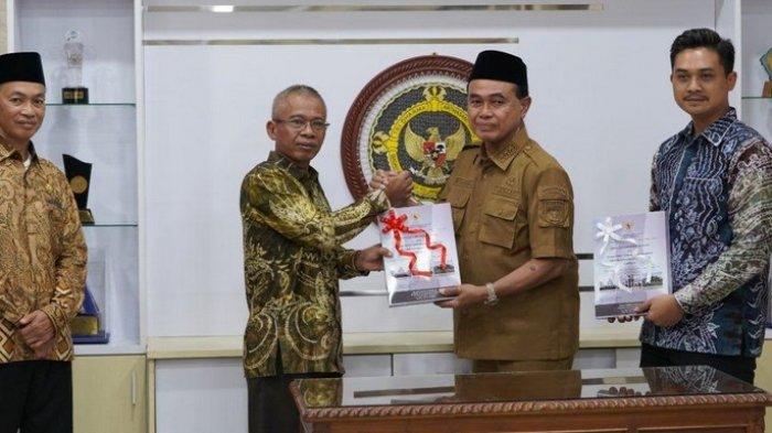 Bupati Tanahbumbu Serahkan LPH Kepatuhan atas Belanja Daerah Tahun Anggaran 2022 dan 2023