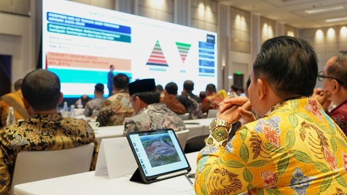 Bupati Tapin, H Yamani, menghadiri pengarahan dari Menteri LH12