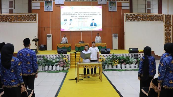 Bupati Tapin ambil sumpah janji pns