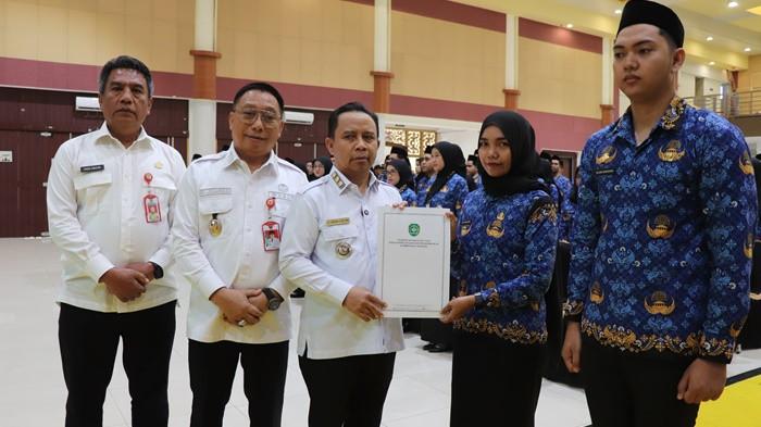 Bupati Tapin serahkan SK PNS 5