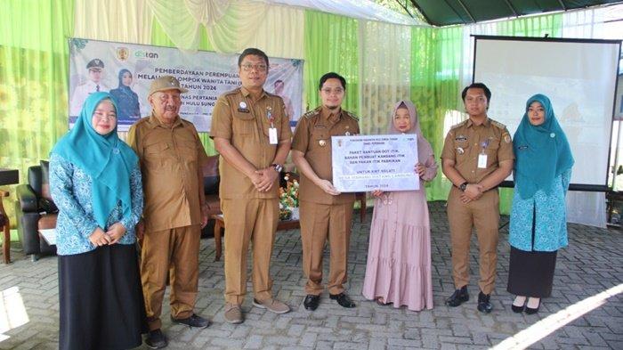 Dorong Peran Perempuan di HST, Bupati Aulia Beri Bantuan Anak Itik Kepada KWT di Kecamatan Pandawan