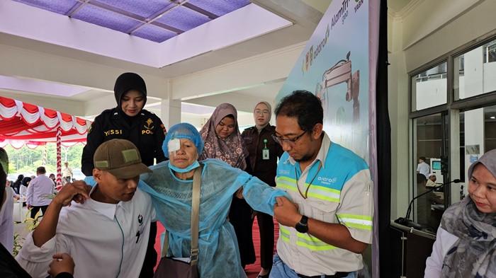 CSR Departement Head PT Adaro Indonesia, Iwan Ridwan membantu memapah