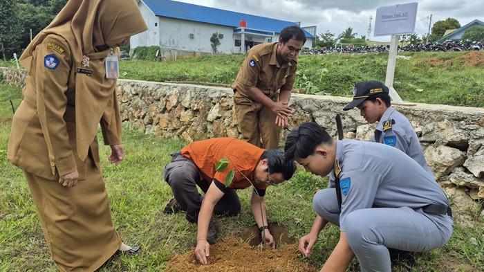 Dalam momentum tersebut juga dirangkai aksi penanaman pohon buah