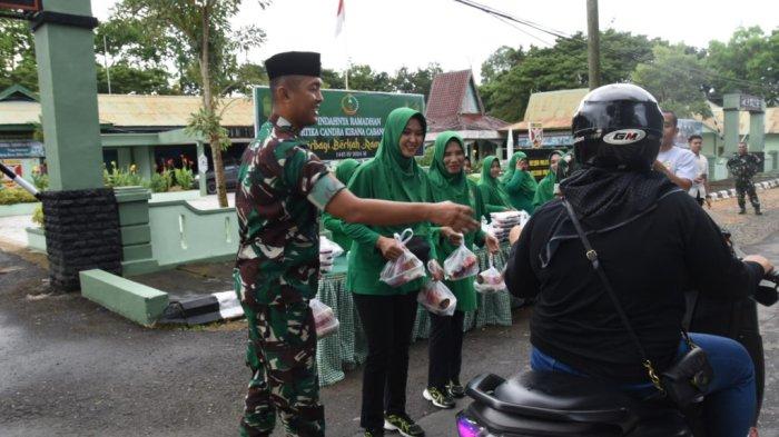 Berbagi Berkah Di Bulan Ramadhan, Dandim HST Pimpin Pembagian Takjil, Sasar Pengguna Jalan