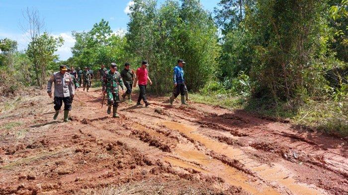 Cek Lokasi TMMD, Dandim Bersama Bupati Tanahlaut Blusukan Tapaki Jalan Rusak di Telagalangsat