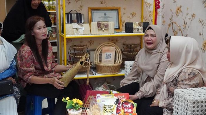 Dekranasda HSS Perkuat Program UP2K, Kunjungan ke Sentra Kerajinan di Malang