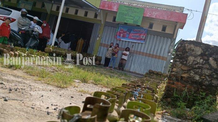 Warga Rela Lama Menunggu untuk Beli LPG 3 Kg di Banjarbaru, Antrean Mengular Sampai Tepi Jalan