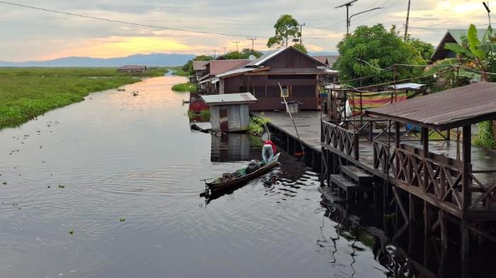 SEMPAT JADI TEMPAT BERJUALAN IKAN - Dermaga yang tak jauh dari pasar iwak Desa Pinang Habang Amuntai sempat jadi tempat berjualan, namun kemudian pedagang ikan memilih berjualan di bahu jalan karena alasan ini