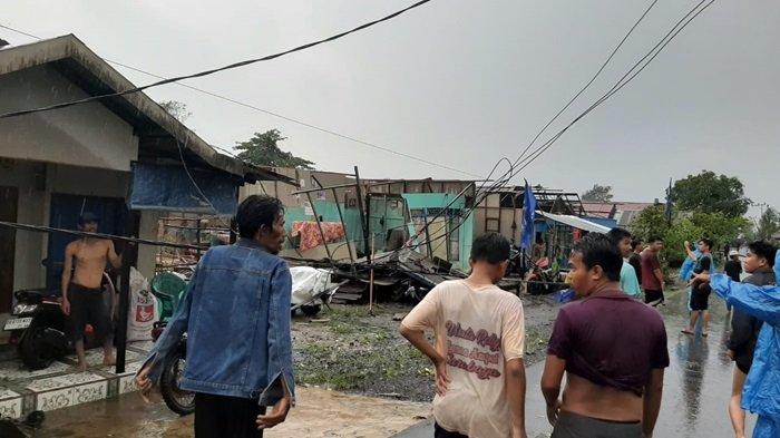 BREAKING NEWS: Wilayah Kecamatan Jejangkit Batola Dilanda Angin Kencang, Puluhan Rumah Rusak