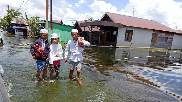 Banjir Tak Kunjung Surut, Jalan dan Teras Warga di Jalan Martapura Lama Sampai Berlumut