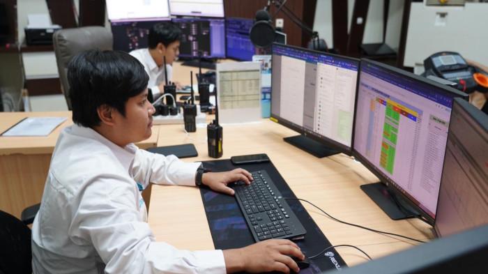 Di ruang Distribution Control Center, Petugas Dispatcher terus memantau aliran daya 2