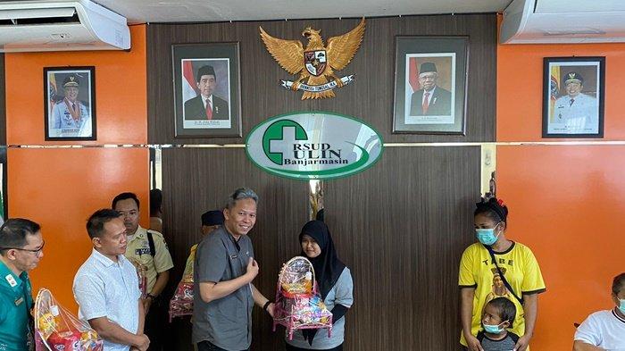 Semarakan Ramadan, RSUD Ulin Banjarmasin Bagi Bingkisan ke Ratusan Pasien dan Keluarga