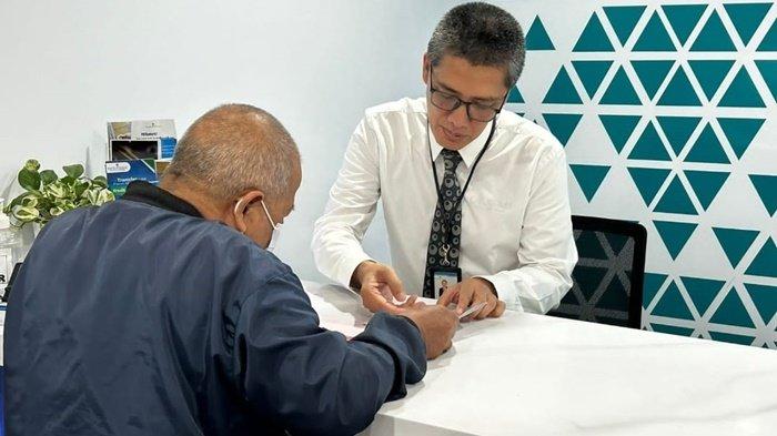 Turun Langsung Layani Nasabah Pada HUT ke-60, Dirut Bank Kalsel : Ini Pengalaman Pertama Jadi Teller
