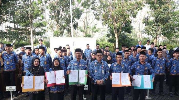 Diskominfo Kalsel mengikat komitmen kinerja seluruh aparatur sipil negara (ASN) melalui penandatanganan Perjanjian Kinerja (PK) dan Pakta Integritas (PI), Senin (19/1/2026).
 