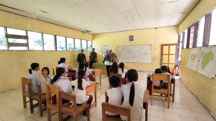 Tingkatkan Literasi Masyarakat Meratus, Dinas Perpustakaan HST Gelar Pusling di Desa Muara Hungi