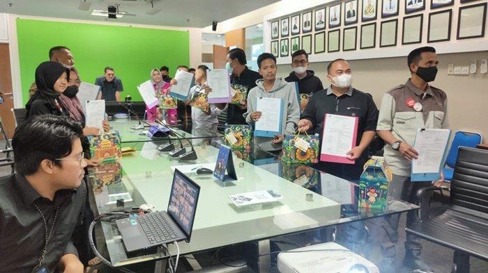 BRI Gelar Akad Massal Bantuan Penyaluran Kredit KPR Rumah - Dokumen-penyaluran-kredit-yang-telah-ditandatangi-di-BRI-RO-Banjarmasin-14042023.jpg