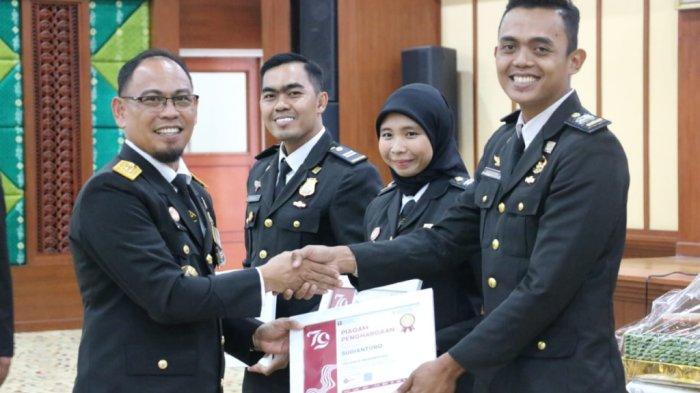 Dua Pegawai Rutan Barabai Terima Penghargaan, Begini Catatan Prestasinya