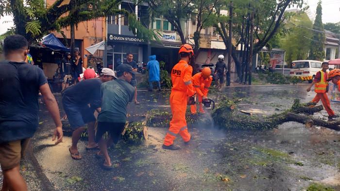 Banjarmasin Dilanda Hujan Deras Disertai Angin Kencang, BPBD: Waspadai Cuaca Ekstrem