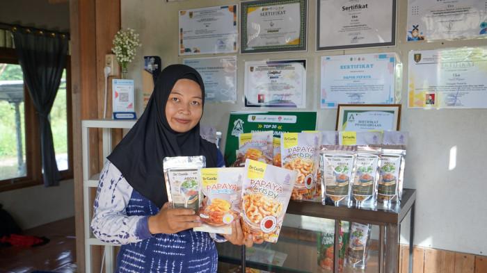 Eka dengan Produk Camilannya2