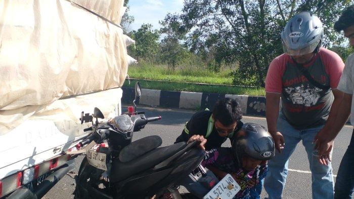 Diduga Tabrak Belakang Mobil Pikap di Gambut, Dua Pengendara Motor Dilarikan ke Rumah Sakit