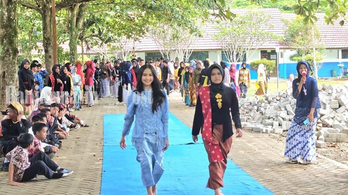 Kenakan Pakaian Adat, Murid SMPN 4 Paringin Pancarkan Semangat Hari Sumpah Pemuda