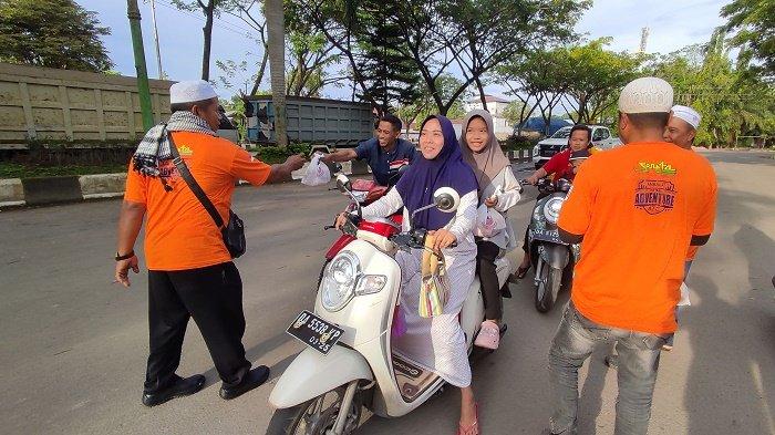 Turun ke Jalan, Komunitas Fans Rhoma and Soneta Tapin Bagikan Ratusan Takjil