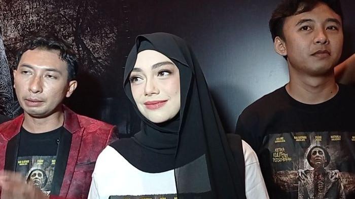 Gosok Bagian Tubuh Celine Evangelista di Bawah Air Terjun, Fajar Nugra Grogi Lakoni Adegan di Film