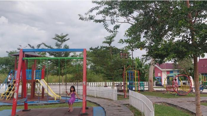 PERMAINAN ANAK- Salah satu fasilitas permainan anak di Taman Ramah Anak ini yang bermanfaat untuk melatih mental dan fisik anak.
