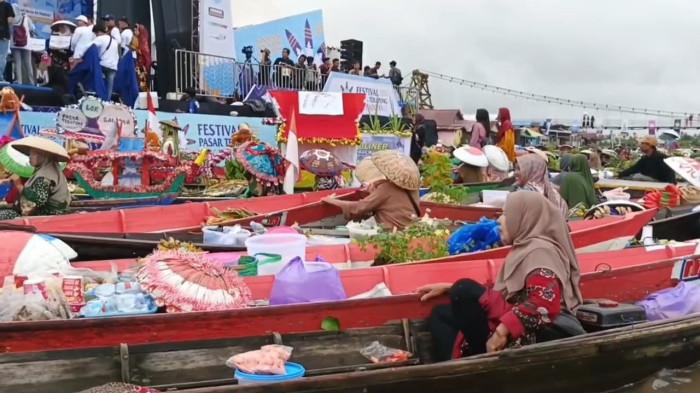 Sebanyak 500 Acil Jukung Meriahkan Festival Pasar Terapung Lokbaintan, Cuaca Mendung Tak Masalah