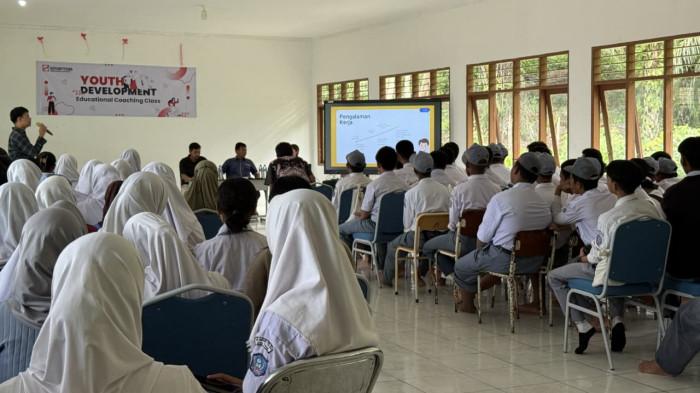   Figure 2 Diskusi hangat ketika guru dan siswa2
