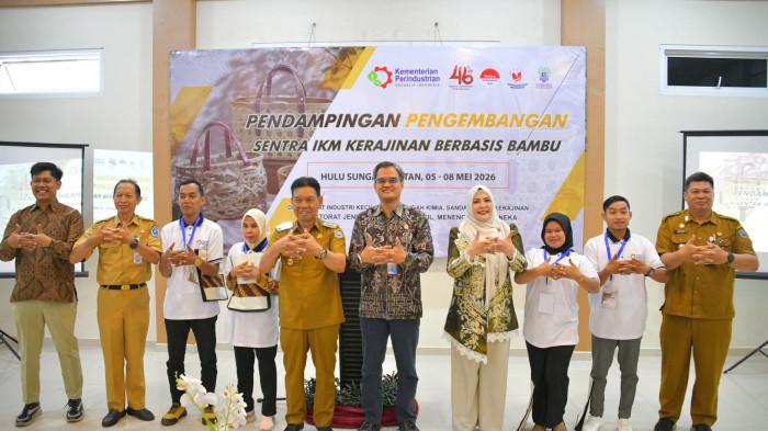 Foto Bersama - Wabup Suriani dan Ketua Dekranasda Hj Mustaida
