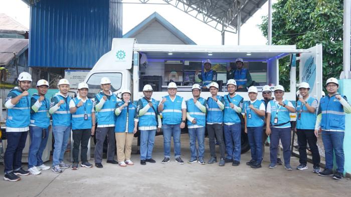 Foto bersama di depan Distribution Control Center (DCC) Mobile