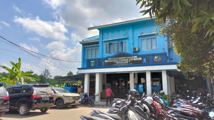 Warga Kusan Hilir Tanahbumbu Terpaksa Beli Air Galon untuk Memasak, Air PDAM Berubah Jadi Hanta