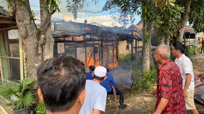 20 Menit Api Berkobar, Rumah Kosong di Desa Mudalang Kusan Hilir Tanahbumbu Terbakar