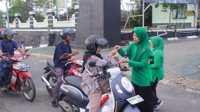 Anggota Kodim Tanahbumbu Berbagi Takjil untuk Pengguna Jalan, Tukang Becak Hingga Juru Parkir