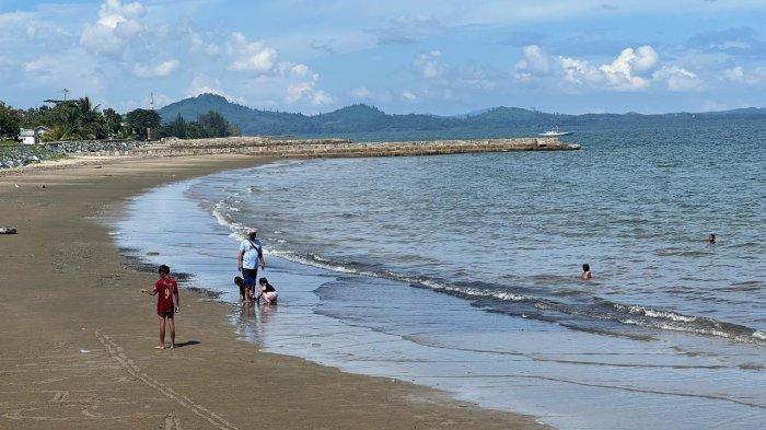 PANTAI PAGATAN - Tampak pengunjung sedang mandi di Pantai Pagatan. Pantai ini miliki pasir halus dan air yang tenang.