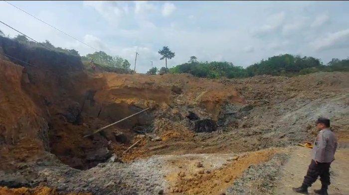 Dampak Longsor di Sekitar Galian Waduk Perkebunan Km 15 Satui Tanahbumbu, Satu Tiang Listrik Tumbang
