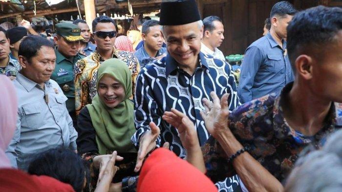 Siti Atikoh Tersenyum Saat Warga di Pasar Grogolan Bilang I Love You Pak Ganjar