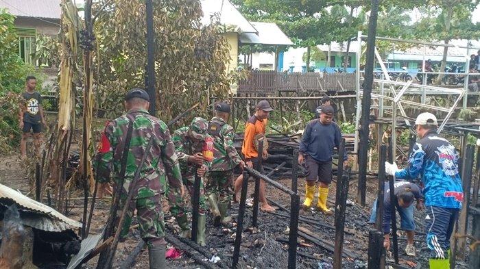 Ringankan Korban Kebakaran di Desa Jatuh, Koramil dan Polsek Pandawan HST Gotong Royong Lakukan Ini