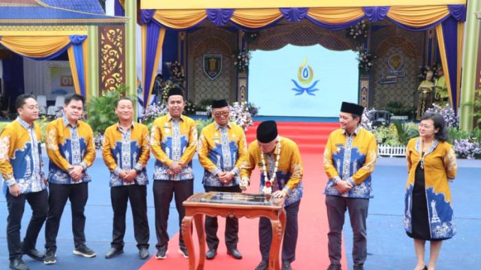 Gubernur Kalsel H Muhidin tandatangani prasasti peresmian Masjid Cheng Ho1